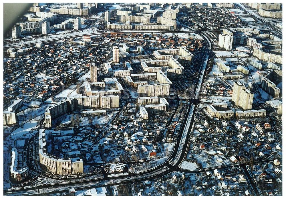 Luftbild Berlin - Marzahn - Wohngebiet an der Geißenweide / Alle der Kosmonauten in Berlin - Marzahn in winterlicher Stimmung.