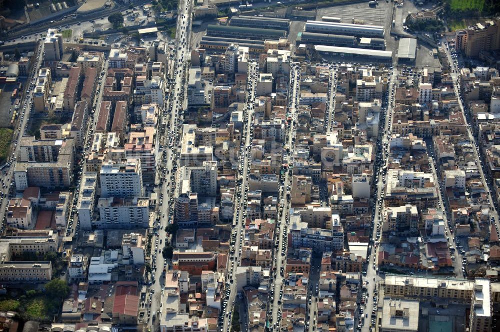 Palermo Sizilien aus der Vogelperspektive: Wohngebiet am Hafen nahe der Via dei Cantieri in Palermo auf Sizilien in Italien