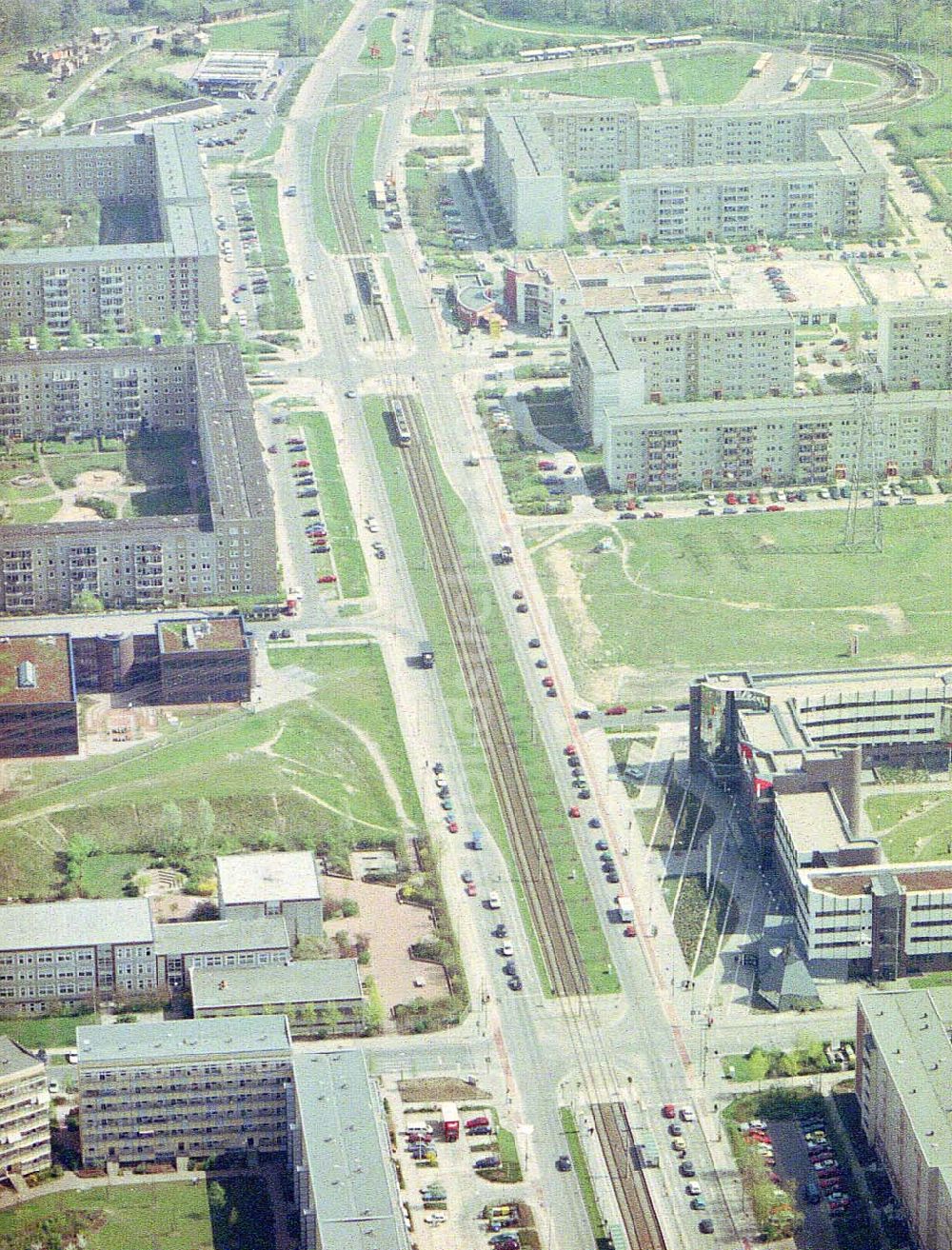 Luftaufnahme Berlin - Hellersdorf - Wohngebiet an der Hellersdorfer Straße / Riesaer Straße in Berlin - Hellersdorf.