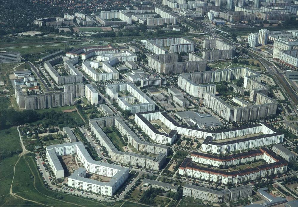 Berlin-Hohenschönhausen von oben - Wohngebiet der HOWOGE um den Bereich der Vincent - van - Gogh Straße in Berlin - Hohenschönhausen.