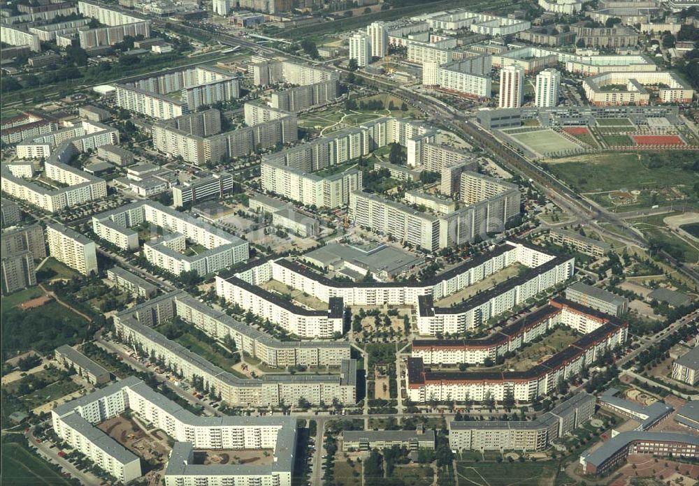 Berlin-Hohenschönhausen aus der Vogelperspektive: Wohngebiet der HOWOGE um den Bereich der Vincent - van - Gogh Straße in Berlin - Hohenschönhausen.