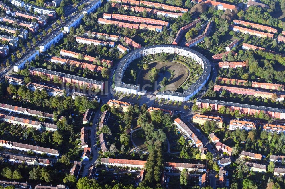 Luftaufnahme Berlin - Wohngebiet Hufeisen Siedlung im Ortsteil Britz im Bezirk Neukölln in Berlin