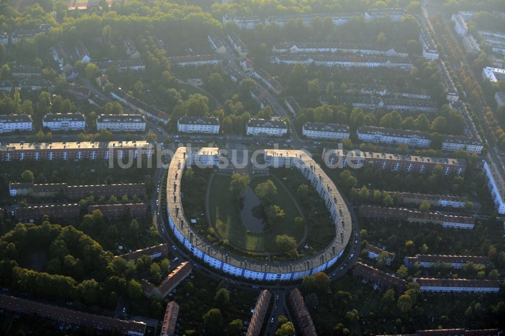 Berlin von oben - Wohngebiet Hufeisensiedlung im Ortsteil Britz im Bezirk Neukölln in Berlin