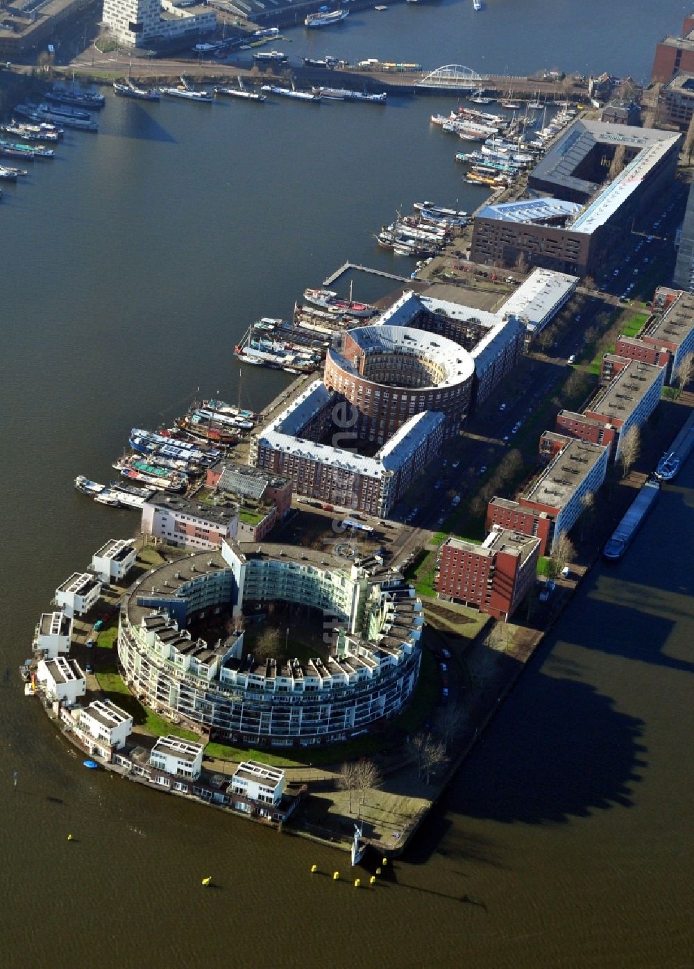 Amsterdam von oben - Wohngebiet auf der Insel Java Island entlang der KNSM-Laan in Amsterdam in den Niederlanden