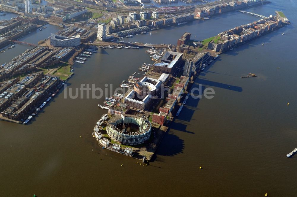 Amsterdam aus der Vogelperspektive: Wohngebiet auf der Insel Java Island entlang der KNSM-Laan in Amsterdam in den Niederlanden