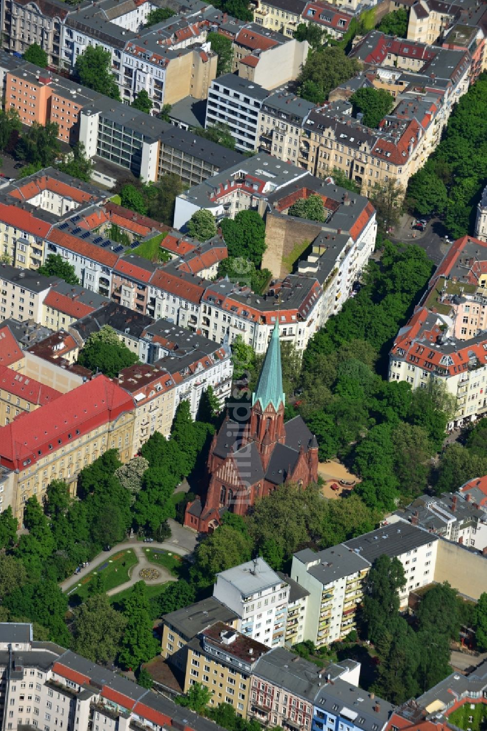 Luftaufnahme Berlin Wilmersdorf - Wohngebiet an der Kirche am Ludwigskirchplatz im Stadtteil Wilmersdorf in Berlin