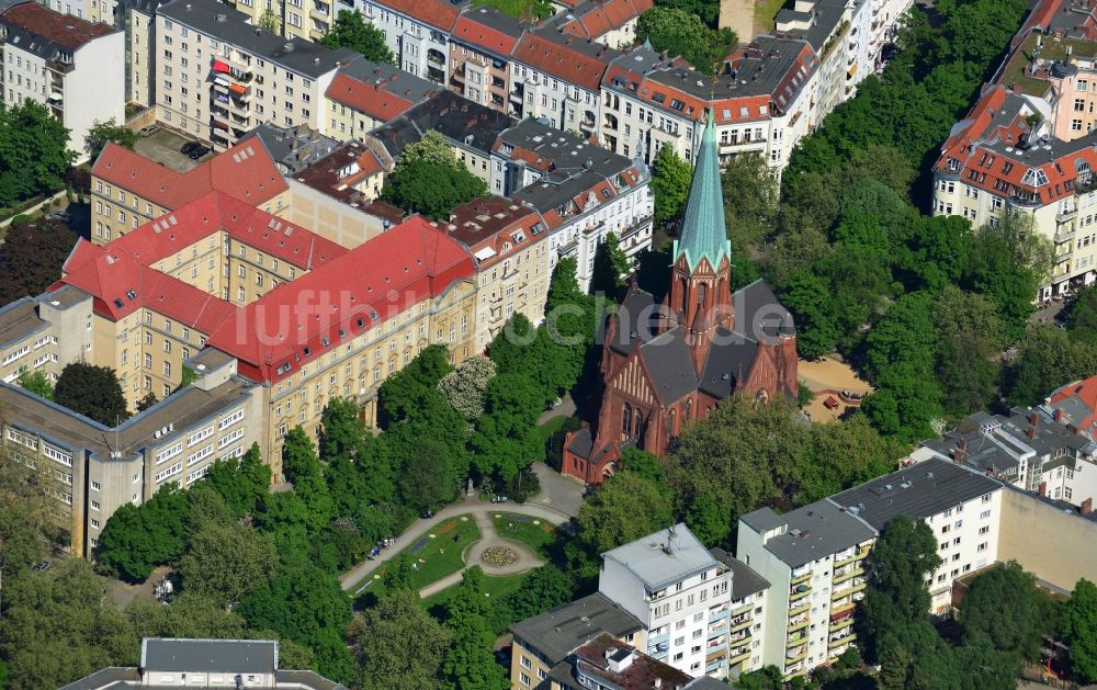 Berlin Wilmersdorf aus der Vogelperspektive: Wohngebiet an der Kirche am Ludwigskirchplatz im Stadtteil Wilmersdorf in Berlin