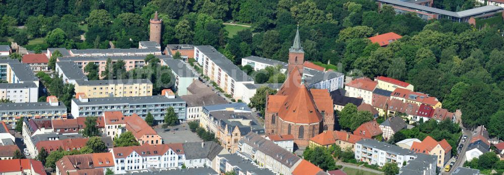 Luftaufnahme Bernau - Wohngebiet am Kirchplatz mit der St. Marien Kirche Bernau im Stadtzentrum von Bernau