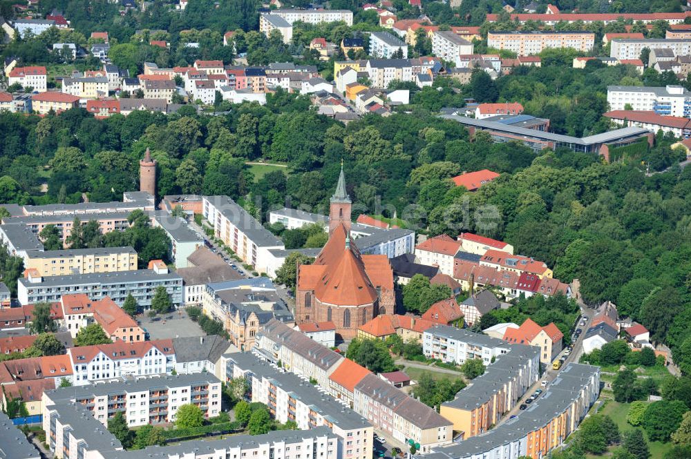 Bernau von oben - Wohngebiet am Kirchplatz mit der St. Marien Kirche Bernau im Stadtzentrum von Bernau