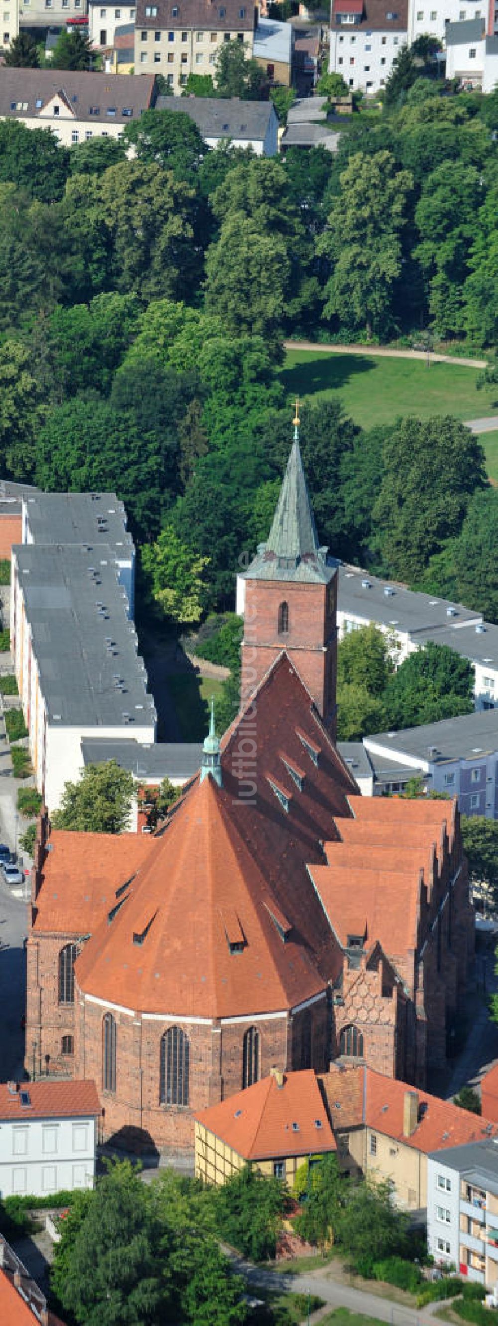 Bernau aus der Vogelperspektive: Wohngebiet am Kirchplatz mit der St. Marien Kirche Bernau im Stadtzentrum von Bernau