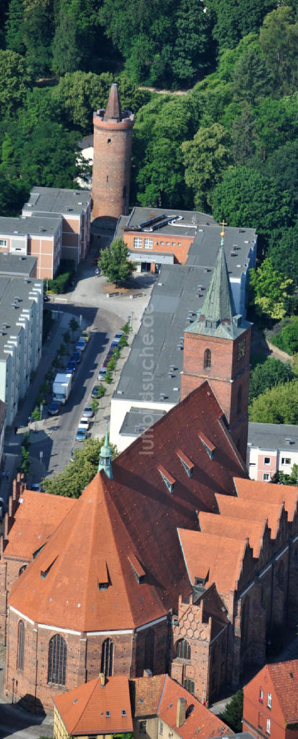 Bernau von oben - Wohngebiet am Kirchplatz mit der St. Marien Kirche Bernau im Stadtzentrum von Bernau