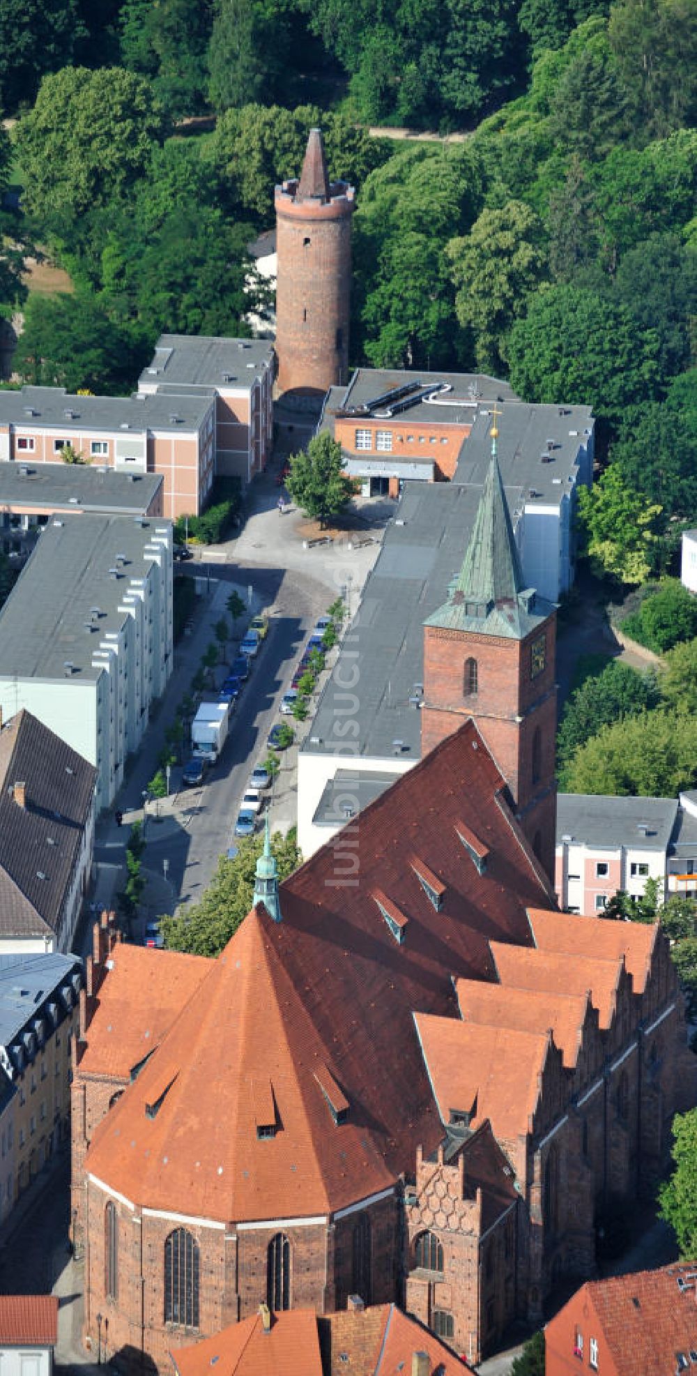 Bernau aus der Vogelperspektive: Wohngebiet am Kirchplatz mit der St. Marien Kirche Bernau im Stadtzentrum von Bernau