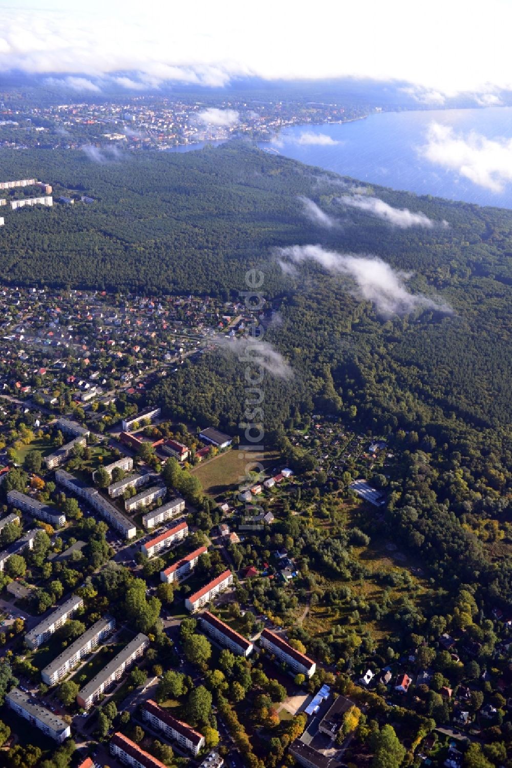 Berlin aus der Vogelperspektive: Wohngebiet an der Köpenzeile, Kleingartenanlagen und den Stadtwald Köpenicker Forst nahe dem Ufer des Sees Großer Müggelsee in Berlin - Köpenick