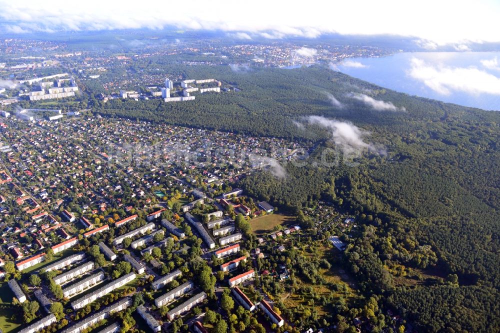 Luftbild Berlin - Wohngebiet an der Köpenzeile, Kleingartenanlagen und Stadtwald Köpenicker Forst nahe dem Ufer des Sees Großer Müggelsee in Berlin - Köpenick