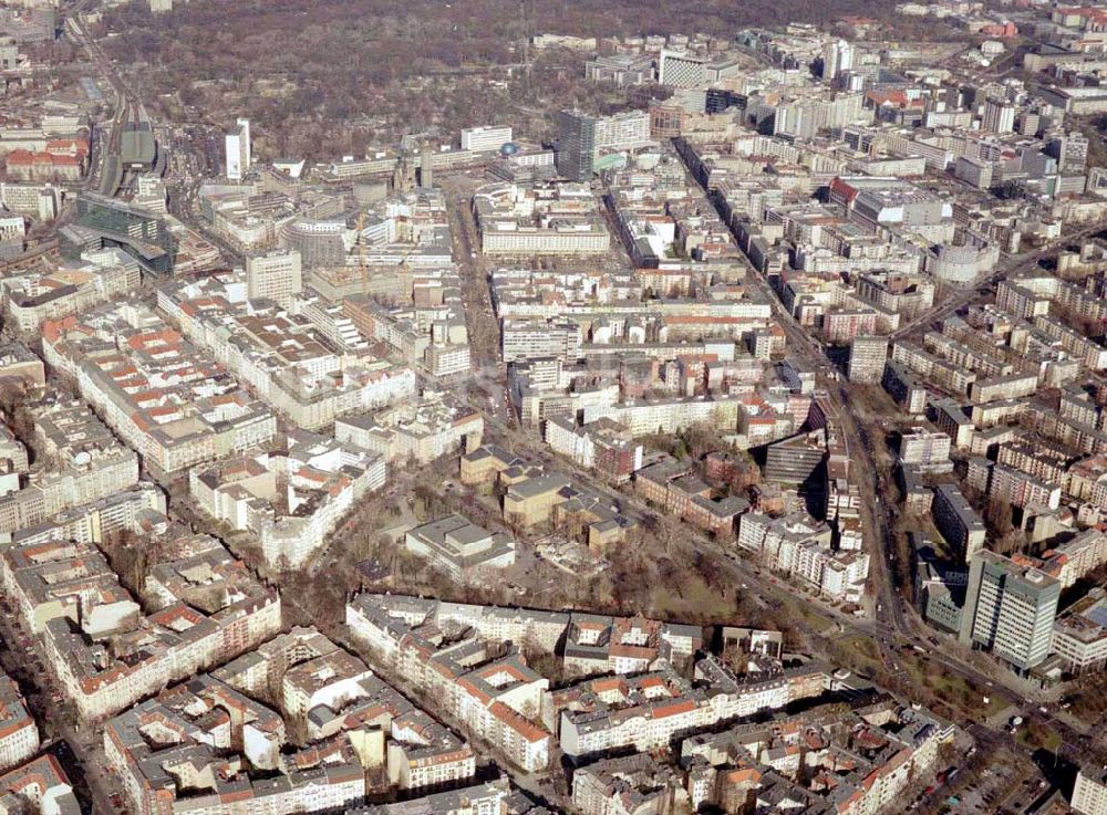 Berlin – Wilmersdorf von oben - Wohngebiet an der Kreuzung Bundesallee, Hohenzollerndamm, Nachodstraße mit Blick in Richtung Bahnhof Zoo / Gedächtniskirche mit dem IBB-Hochhaus und dem Park an der Meier-Otto-Straße in Berlin-Wilmersdor