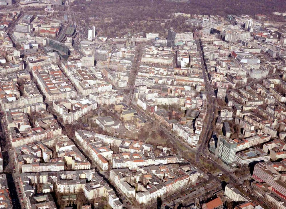 Berlin – Wilmersdorf aus der Vogelperspektive: Wohngebiet an der Kreuzung Bundesallee, Hohenzollerndamm, Nachodstraße mit Blick in Richtung Bahnhof Zoo / Gedächtniskirche mit dem IBB-Hochhaus und dem Park an der Meier-Otto-Straße in Berlin-Wilmersdor