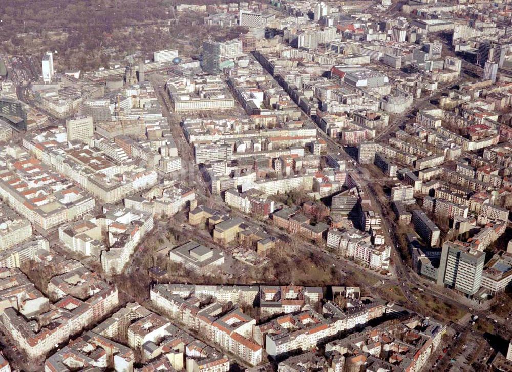 Luftbild Berlin – Wilmersdorf - Wohngebiet an der Kreuzung Bundesallee, Hohenzollerndamm, Nachodstraße mit Blick in Richtung Bahnhof Zoo / Gedächtniskirche mit dem IBB-Hochhaus und dem Park an der Meier-Otto-Straße in Berlin-Wilmersdor