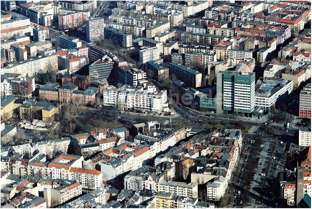 Berlin – Wilmersdorf von oben - Wohngebiet an der Kreuzung Bundesallee, Hohenzollerndamm, Nachodstraße mit Blick in Richtung Bahnhof Zoo / Gedächtniskirche mit dem IBB-Hochhaus und dem Park an der Meier-Otto-Straße in Berlin-Wilmersdor