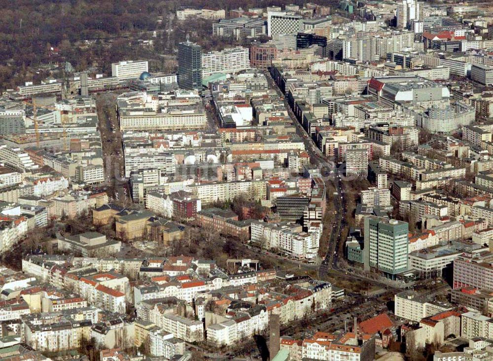 Berlin – Wilmersdorf aus der Vogelperspektive: Wohngebiet an der Kreuzung Bundesallee, Hohenzollerndamm, Nachodstraße mit Blick in Richtung Bahnhof Zoo / Gedächtniskirche mit dem IBB-Hochhaus und dem Park an der Meier-Otto-Straße in Berlin-Wilmersdor