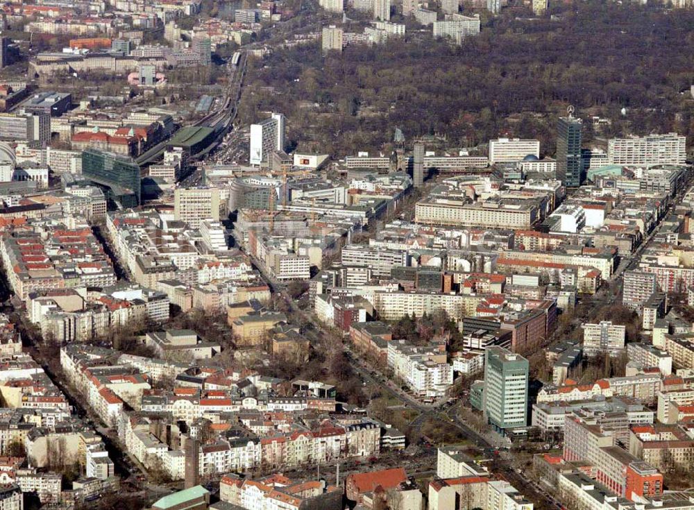 Berlin – Wilmersdorf aus der Vogelperspektive: Wohngebiet an der Kreuzung Bundesallee, Hohenzollerndamm, Nachodstraße mit Blick in Richtung Bahnhof Zoo / Gedächtniskirche mit dem IBB-Hochhaus und dem Park an der Meier-Otto-Straße in Berlin-Wilmersdor