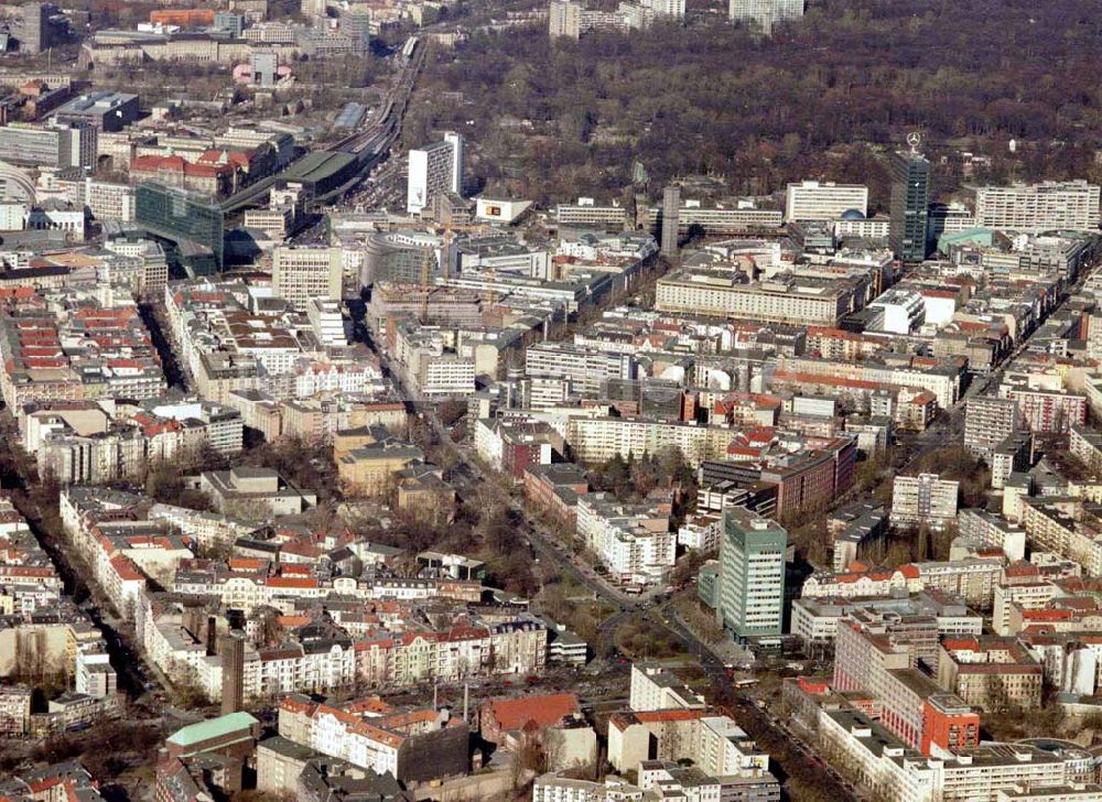 Luftbild Berlin – Wilmersdorf - Wohngebiet an der Kreuzung Bundesallee, Hohenzollerndamm, Nachodstraße mit Blick in Richtung Bahnhof Zoo / Gedächtniskirche mit dem IBB-Hochhaus und dem Park an der Meier-Otto-Straße in Berlin-Wilmersdor