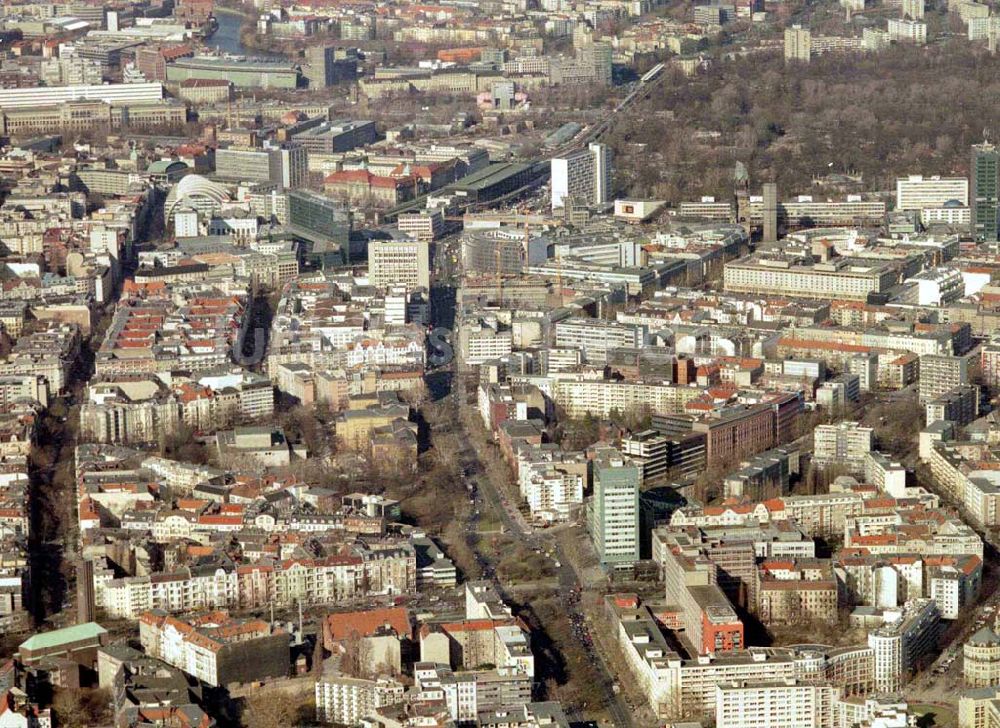 Berlin – Wilmersdorf aus der Vogelperspektive: Wohngebiet an der Kreuzung Bundesallee, Hohenzollerndamm, Nachodstraße mit Blick in Richtung Bahnhof Zoo / Gedächtniskirche mit dem IBB-Hochhaus und dem Park an der Meier-Otto-Straße in Berlin-Wilmersdor