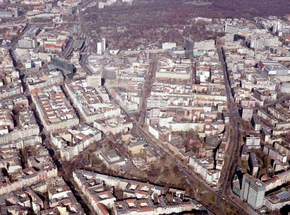 Berlin – Wilmersdorf von oben - Wohngebiet an der Kreuzung Bundesallee, Hohenzollerndamm, Nachodstraße mit Blick in Richtung Bahnhof Zoo / Gedächtniskirche mit dem IBB-Hochhaus und dem Park an der Meier-Otto-Straße in Berlin-Wilmersdor