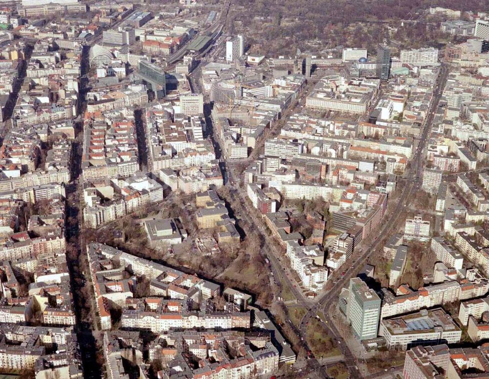 Berlin – Wilmersdorf aus der Vogelperspektive: Wohngebiet an der Kreuzung Bundesallee, Hohenzollerndamm, Nachodstraße mit Blick in Richtung Bahnhof Zoo / Gedächtniskirche mit dem IBB-Hochhaus und dem Park an der Meier-Otto-Straße in Berlin-Wilmersdor