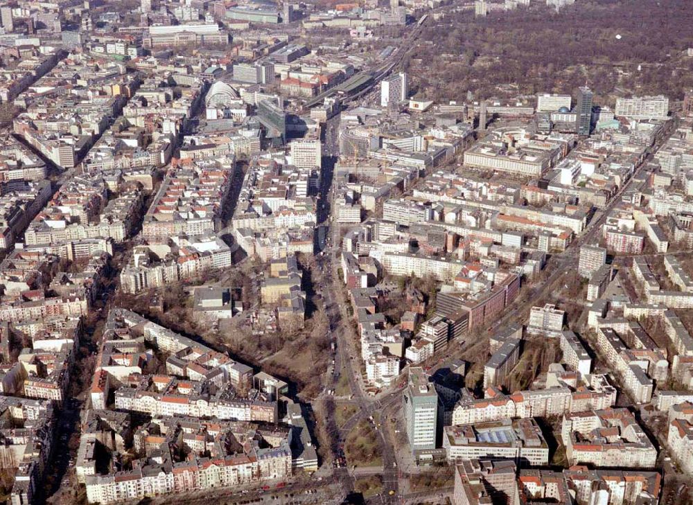 Berlin – Wilmersdorf von oben - Wohngebiet an der Kreuzung Bundesallee, Hohenzollerndamm, Nachodstraße mit Blick in Richtung Bahnhof Zoo / Gedächtniskirche mit dem IBB-Hochhaus und dem Park an der Meier-Otto-Straße in Berlin-Wilmersdor