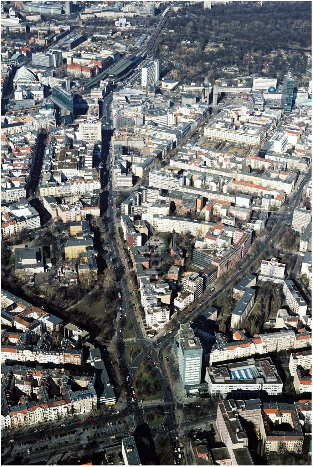 Berlin – Wilmersdorf von oben - Wohngebiet an der Kreuzung Bundesallee, Hohenzollerndamm, Nachodstraße mit Blick in Richtung Bahnhof Zoo / Gedächtniskirche mit dem IBB-Hochhaus und dem Park an der Meier-Otto-Straße in Berlin-Wilmersdor