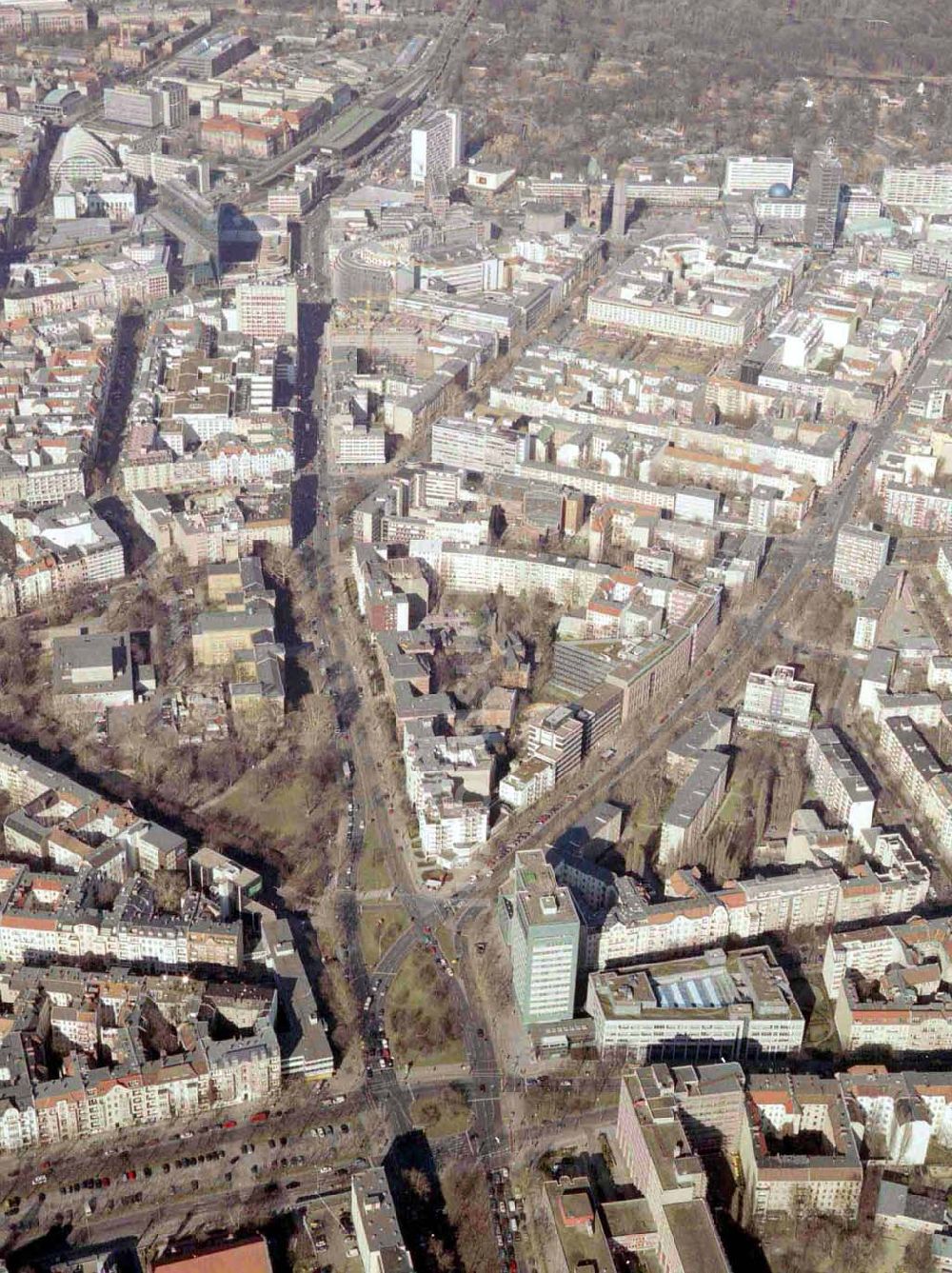 Berlin aus der Vogelperspektive: Wohngebiet an der Kreuzung Bundesallee, Hohenzollerndamm, Nachodstraße mit Blick in Richtung Bahnhof Zoo / Gedächtniskirche mit dem IBB-Hochhaus und dem Park an der Meier-Otto-Straße in Berlin-Wilmersdorf