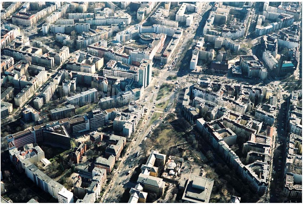 Berlin – Wilmersdorf aus der Vogelperspektive: Wohngebiet an der Kreuzung Bundesallee, Hohenzollerndamm, Nachodstraße mit Blick in Richtung Bahnhof Zoo / Gedächtniskirche mit dem IBB-Hochhaus und dem Park an der Meier-Otto-Straße in Berlin-Wilmersdorf