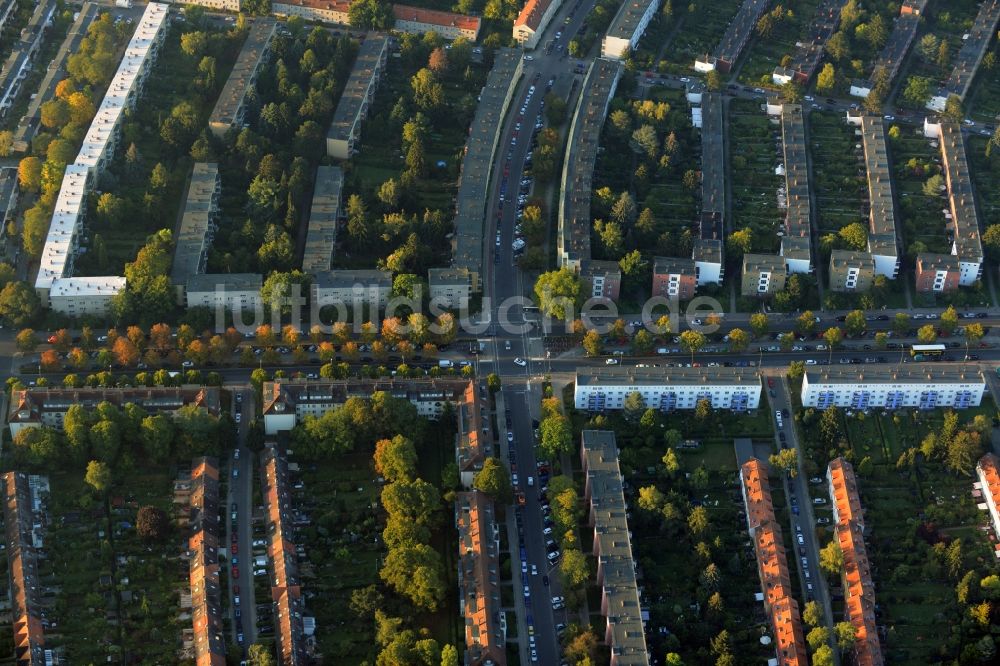 Berlin von oben - Wohngebiet an der Kreuzung der Parchimer Allee und Fritz-Reuter-Allee im Ortsteil Britz im Bezirk Neukölln in Berlin