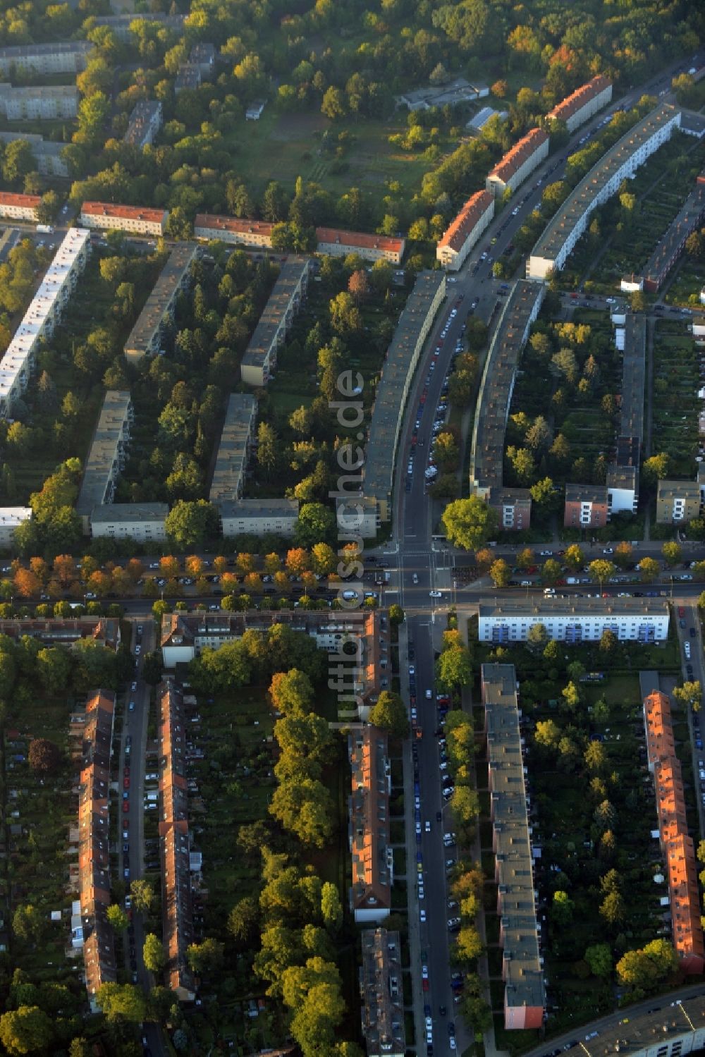 Berlin aus der Vogelperspektive: Wohngebiet an der Kreuzung der Parchimer Allee und Fritz-Reuter-Allee im Ortsteil Britz im Bezirk Neukölln in Berlin