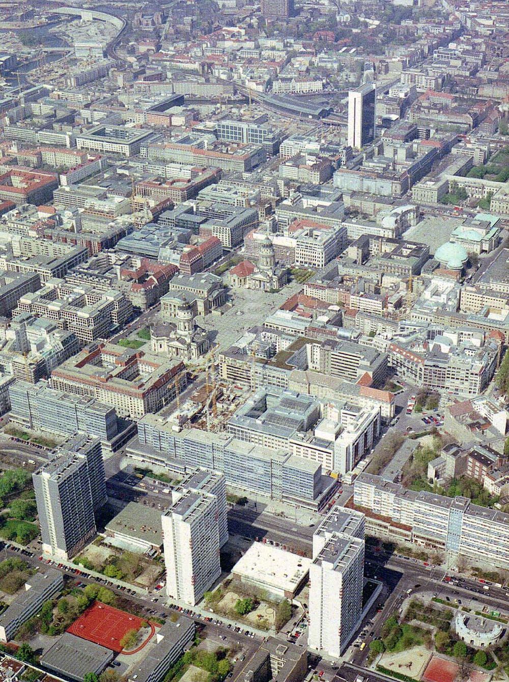 Berlin von oben - Wohngebiet an der Leipziger Straße in Berlin - Mitte.