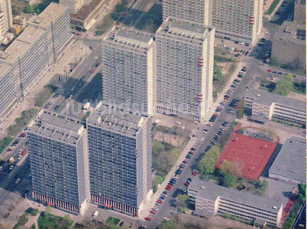 Berlin aus der Vogelperspektive: Wohngebiet an der Leipziger Straße in Berlin - Mitte.