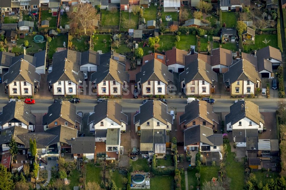 Luftaufnahme Mülheim - Wohngebiet Mausegattsiedlung Mülheim mit historische Reihenhäusern und Hinterhofgärten in Mülheim im Bundesland Nordrhein-Westfalen