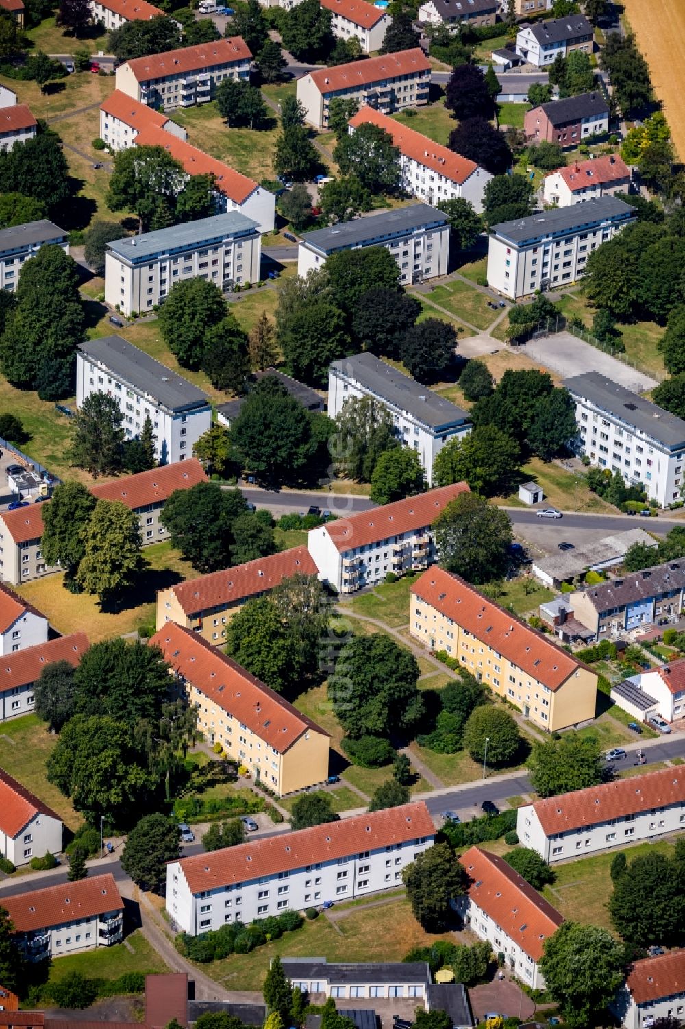 Ahlen aus der Vogelperspektive: Wohngebiet einer Mehrfamilienhaussiedlung in Ahlen im Bundesland Nordrhein-Westfalen, Deutschland