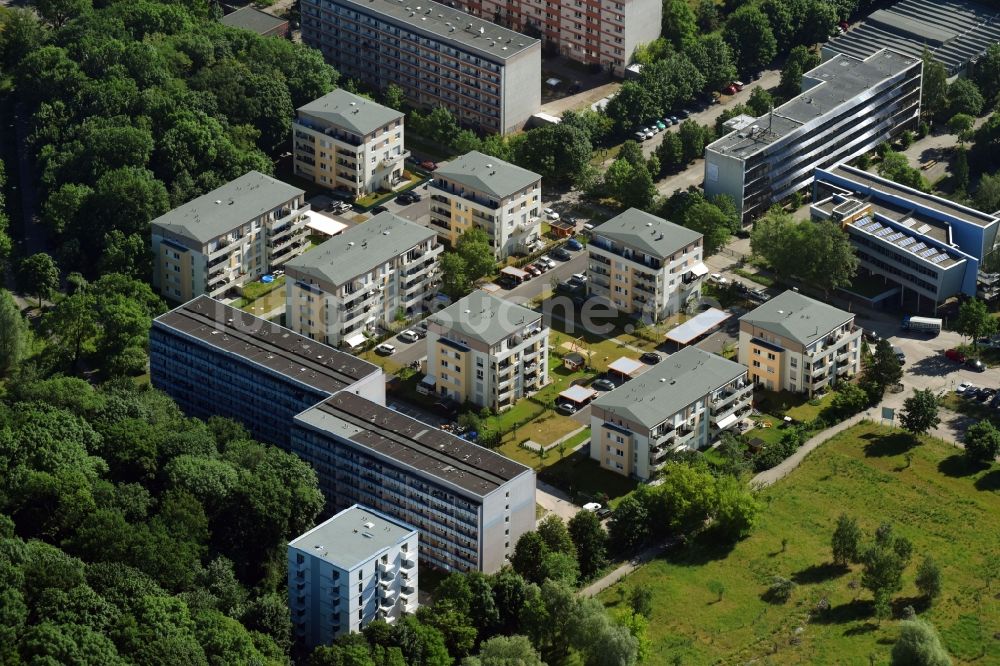 Luftbild Berlin - Wohngebiet der Mehrfamilienhaussiedlung an der Allee der Kosmonauten und dem Landschaftspark Herzberge im Ortsteil Lichtenberg in Berlin, Deutschland