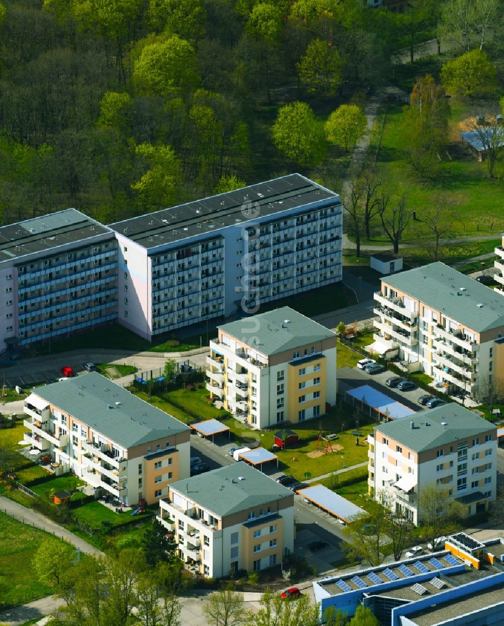 Luftbild Berlin - Wohngebiet der Mehrfamilienhaussiedlung an der Allee der Kosmonauten und dem Landschaftspark Herzberge im Ortsteil Lichtenberg in Berlin, Deutschland