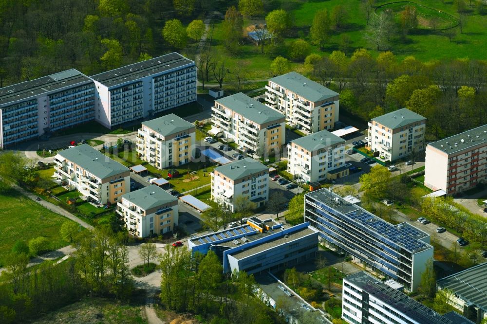 Luftaufnahme Berlin - Wohngebiet der Mehrfamilienhaussiedlung an der Allee der Kosmonauten und dem Landschaftspark Herzberge im Ortsteil Lichtenberg in Berlin, Deutschland