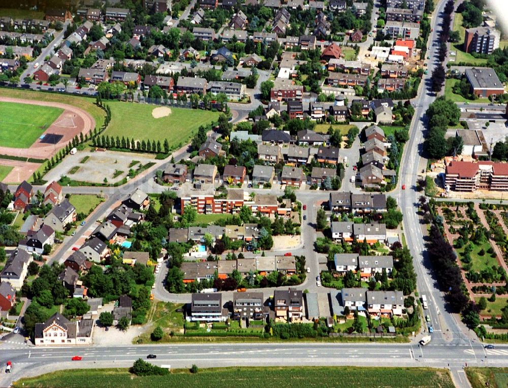 Bottrop von oben - Wohngebiet einer Mehrfamilienhaussiedlung Alleestraße - Am Tollstock im Stadtteil Kirchhellen in Bottrop im Bundesland Nordrhein-Westfalen