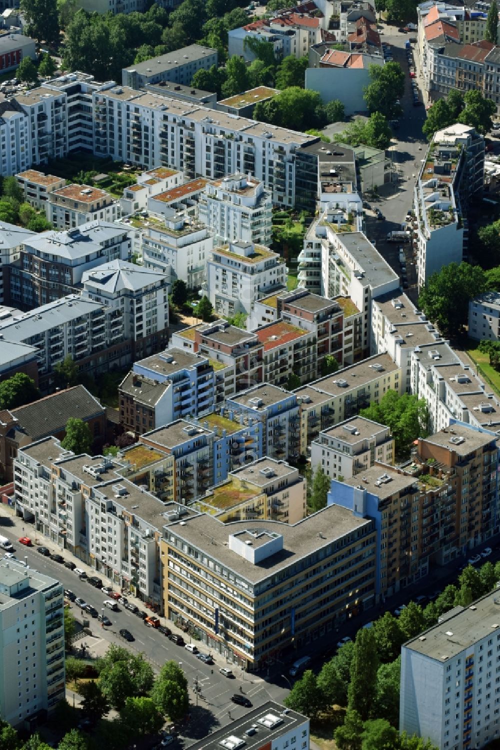 Berlin von oben - Wohngebiet der Mehrfamilienhaussiedlung an der Annenstraße Ecke Heinrich-Heine-Straße in Berlin, Deutschland