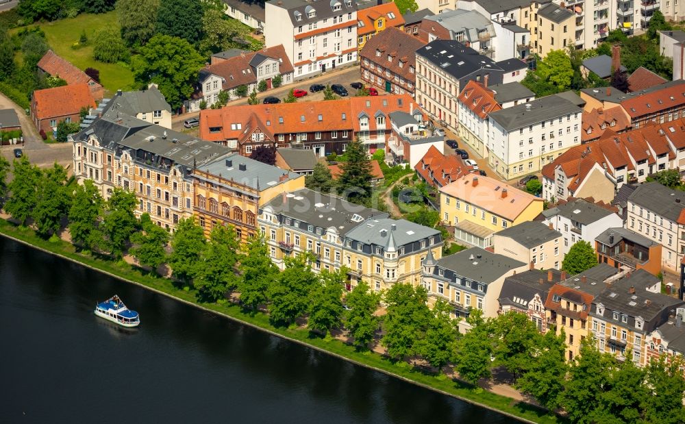 Luftbild Schwerin - Wohngebiet einer Mehrfamilienhaussiedlung August-Bebel-Straße am Ufer des Pfaffenteich in Schwerin im Bundesland Mecklenburg-Vorpommern