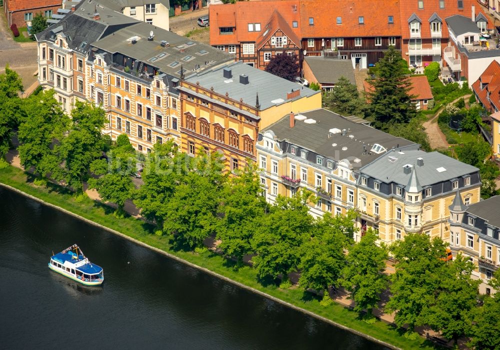 Luftaufnahme Schwerin - Wohngebiet einer Mehrfamilienhaussiedlung August-Bebel-Straße am Ufer des Pfaffenteich in Schwerin im Bundesland Mecklenburg-Vorpommern