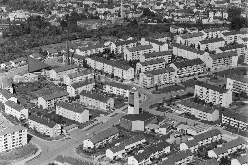 Luftbild Esslingen am Neckar - Wohngebiet der Mehrfamilienhaussiedlung mit der St. Augustinus-Kirche im Ortsteil Zollberg in Esslingen am Neckar im Bundesland Baden-Württemberg, Deutschland