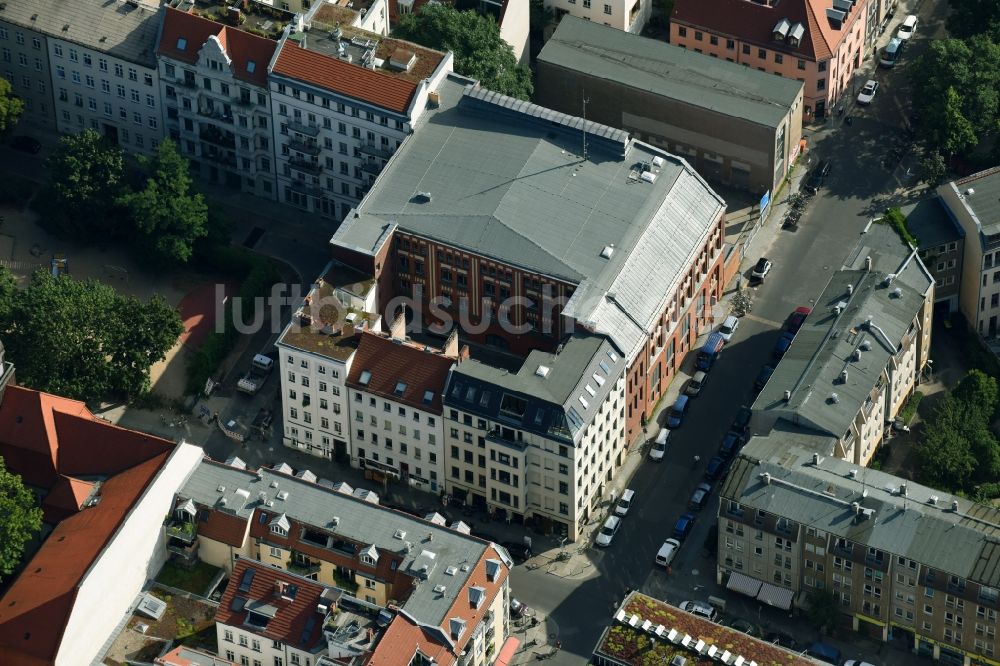 Berlin von oben - Wohngebiet der Mehrfamilienhaussiedlung an der Auguststraße Ecke - Koppenplatz im Ortsteil Mitte in Berlin, Deutschland