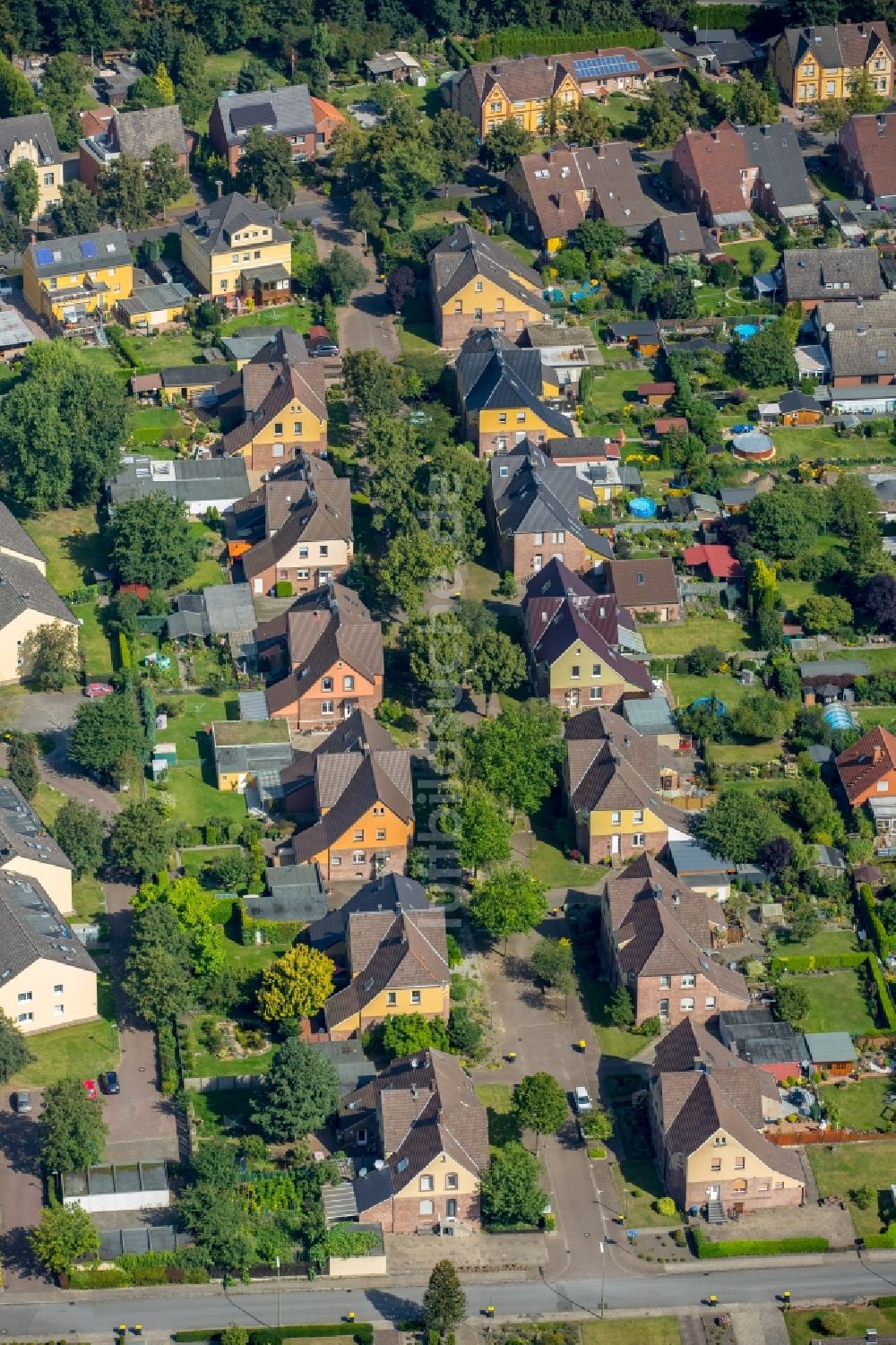 Luftaufnahme Bergkamen - Wohngebiet einer Mehrfamilienhaussiedlung in Bergkamen im Bundesland Nordrhein-Westfalen