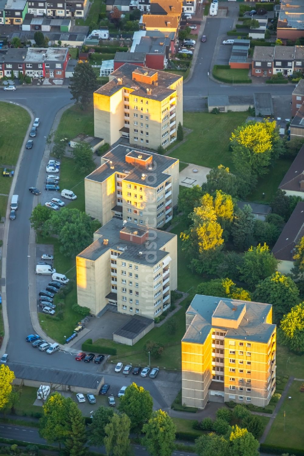 Luftaufnahme Bergkamen - Wohngebiet einer Mehrfamilienhaussiedlung in Bergkamen im Bundesland Nordrhein-Westfalen, Deutschland