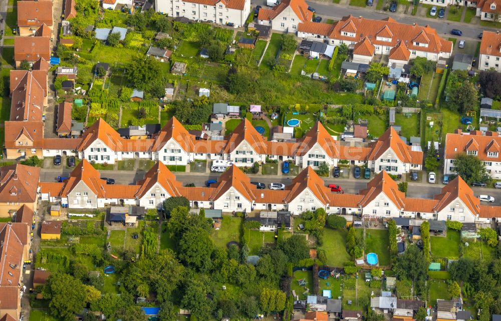 Luftaufnahme Ahlen - Wohngebiet einer Mehrfamilienhaussiedlung Bergmannstraße - Steigerstraße in Ahlen im Bundesland Nordrhein-Westfalen